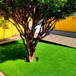 Grama sintética decorativa para quintal 2